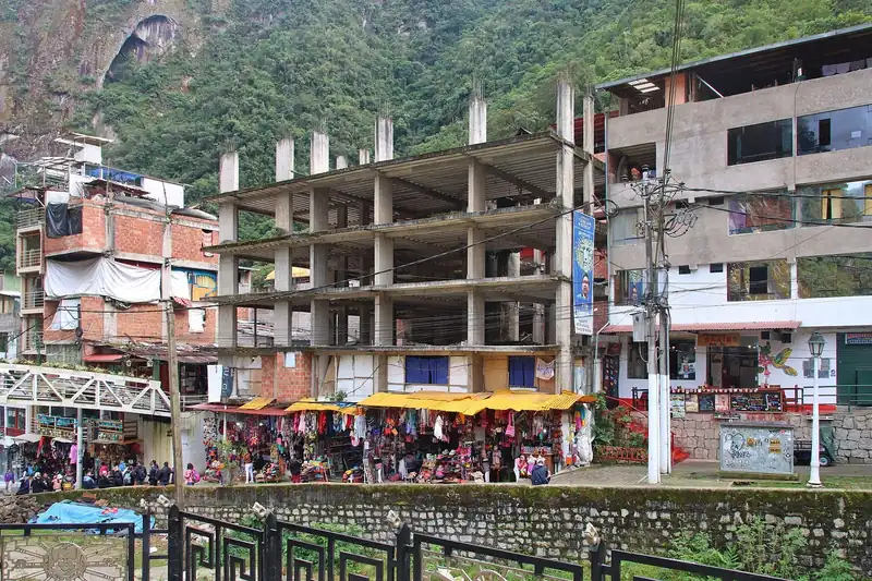 Prédios e hotéis de Aguas Calientes (Machu Picchu Pueblo) à beira do rio
