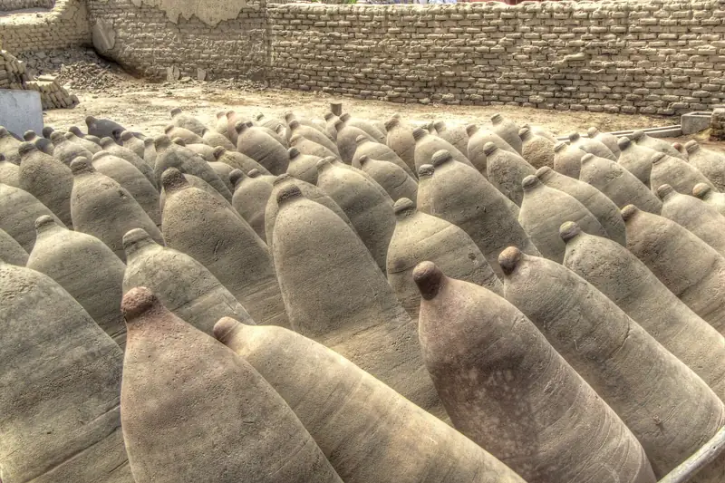 Botijas de barro para pisco en la Bodega El Catador, cerca de Ica