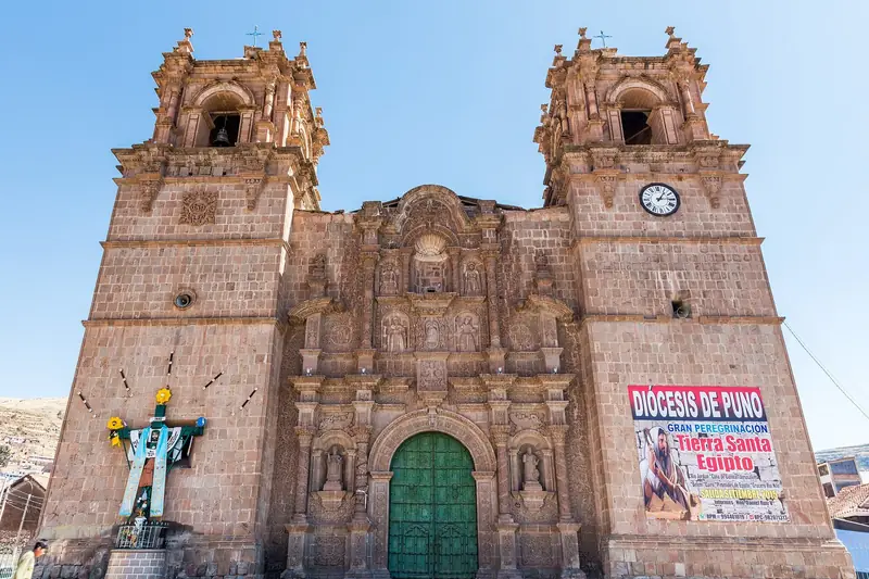 Fachada barroca de pedra da Catedral de Puno