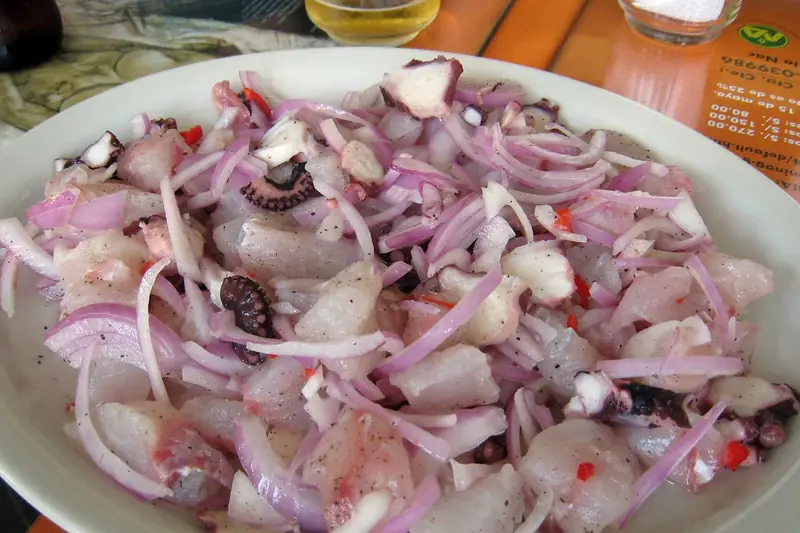 Prato de ceviche de linguado com cebola roxa, em Lima