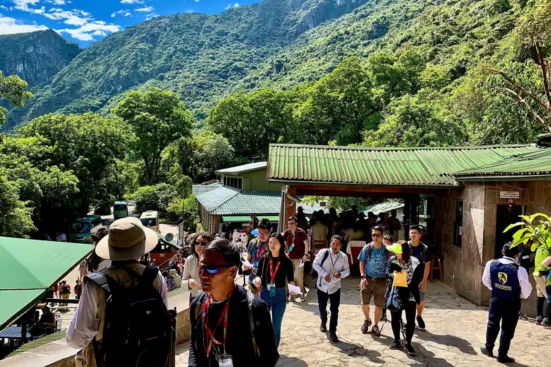 Visitantes no controle de entrada de Machu Picchu