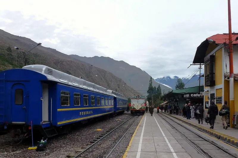 Trem azul parado na estação de Ollantaytambo