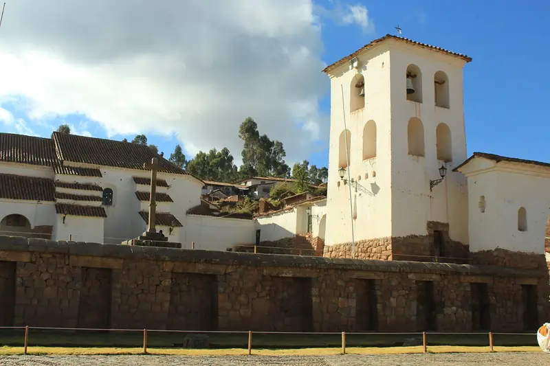 Igreja colonial de Chinchero sobre muros incas