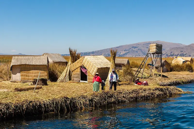 Casas de totora nas ilhas flutuantes dos Uros, no Lago Titicaca