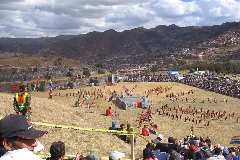 Encenação do Inti Raymi na esplanada de Sacsayhuamán, em Cusco, com público nas encostas