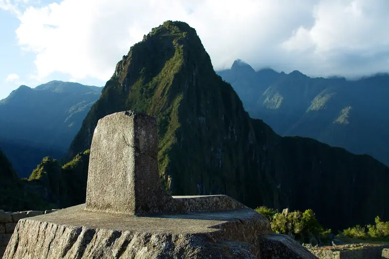 Pedra Intihuatana em Machu Picchu, com o Huayna Picchu ao fundo