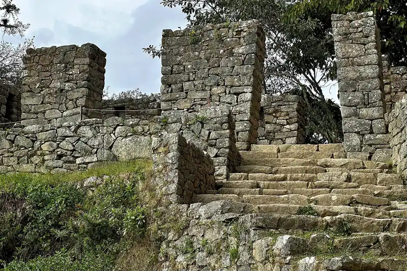 Ruínas de pedra do Intipunku (Porta do Sol), na trilha inca de Machu Picchu