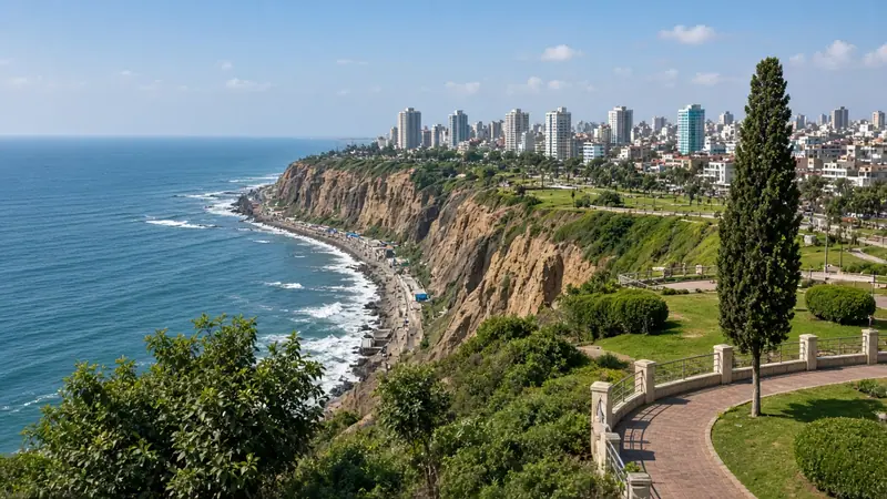 Malecón de Miraflores em Lima com vista para o mar e a Costa Verde