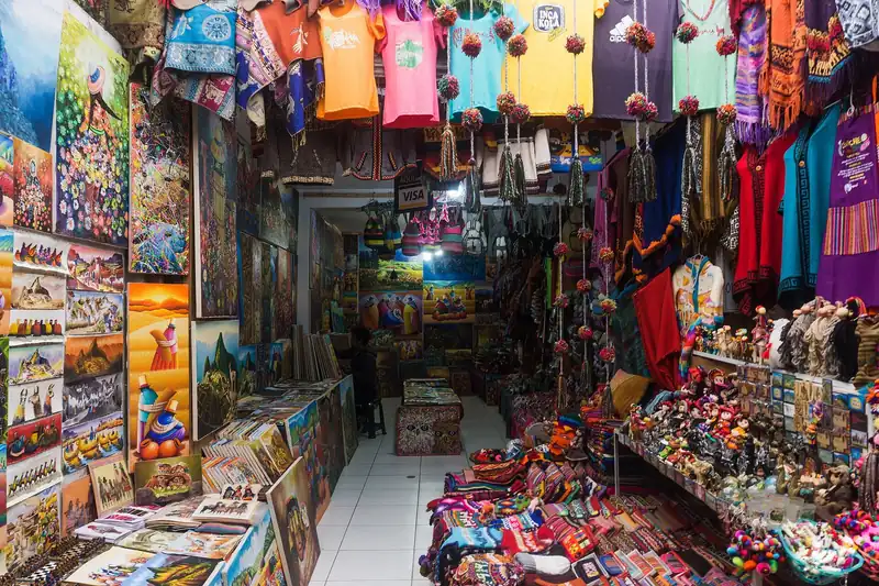 Barraca de tecidos e artesanato no mercado de Písac