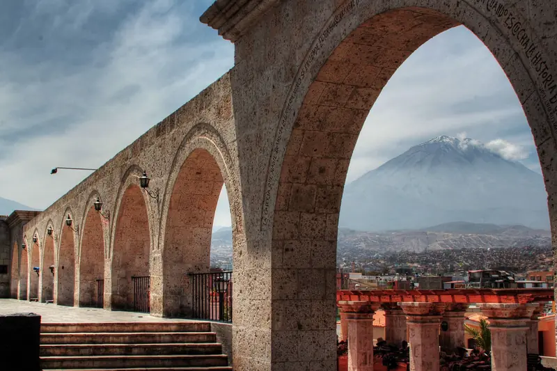 Arcos do mirante de Yanahuara com o vulcão Misti ao fundo