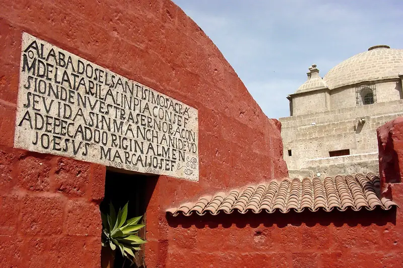 Muros vermelhos e cúpula no Mosteiro de Santa Catalina, em Arequipa
