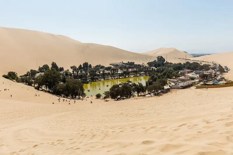 Oasis de Huacachina rodeado de grandes dunas, en Ica