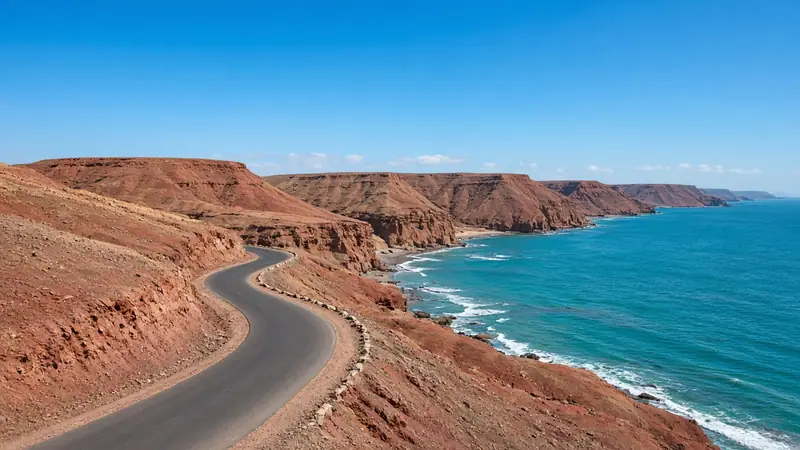 Estrada costeira no deserto de Paracas junto ao oceano Pacífico