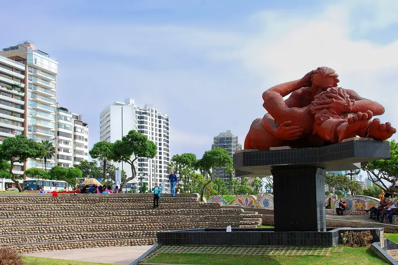 Parque del Amor, em Miraflores, com a escultura “El Beso” e prédios à beira-mar