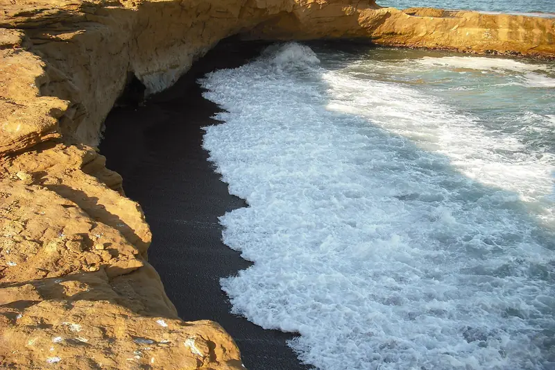 Acantilado y mar en Playa Roja, Reserva Nacional de Paracas