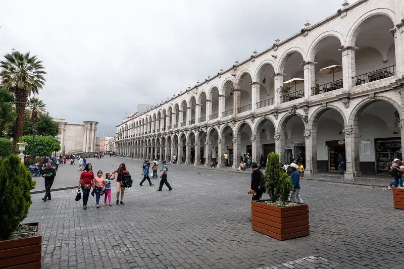 Arcadas de sillar branco na Plaza de Armas de Arequipa
