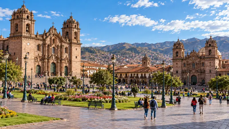 Plaza de Armas de Cusco com a Catedral e montanhas ao fundo
