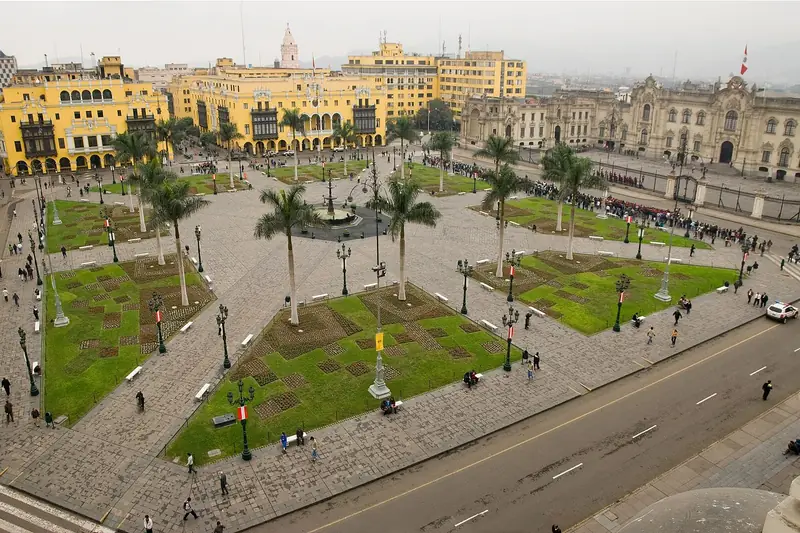 Plaza Mayor de Lima vista do alto, com os edifícios coloniais do Centro Histórico