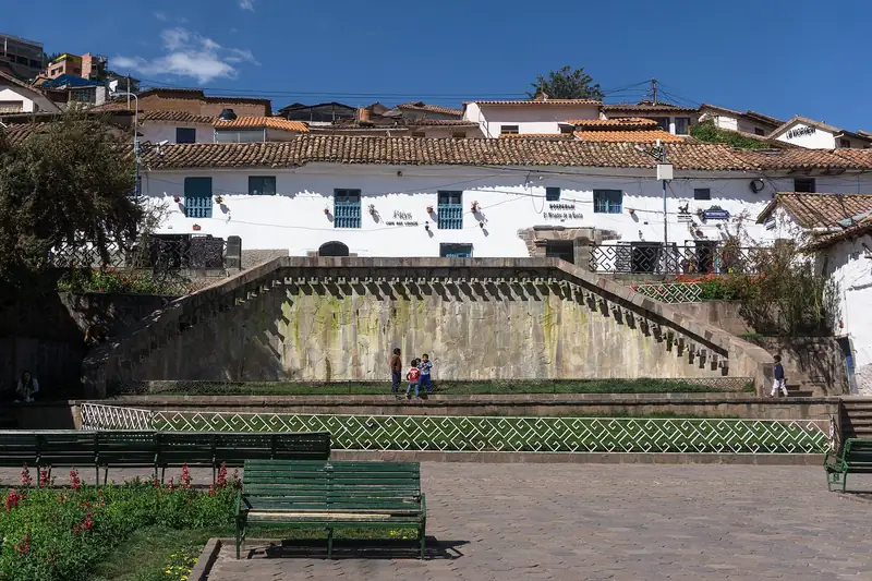 Praça de San Blas, bairro de casas brancas e ruas em ladeira em Cusco