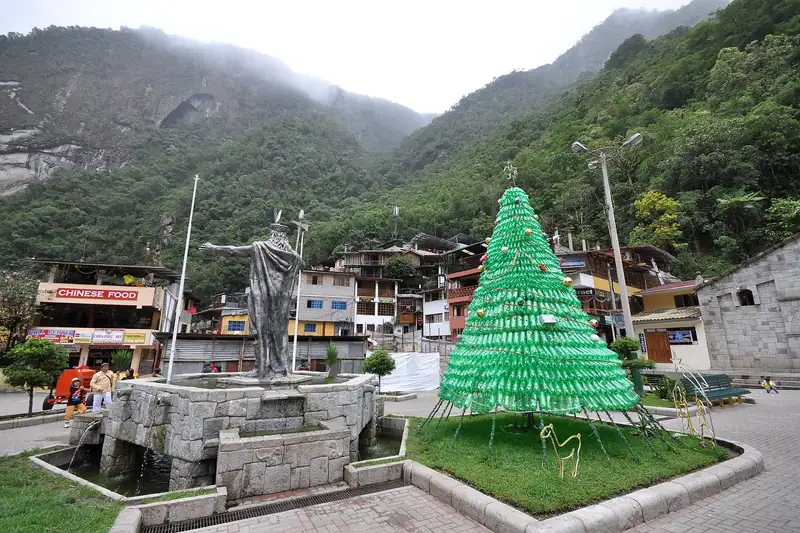Praça principal de Aguas Calientes com a estátua de Pachacútec