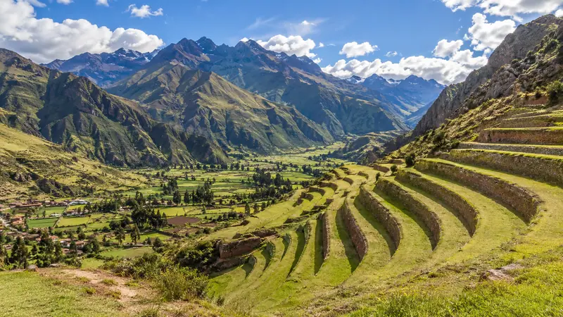 Terraços incas no Vale Sagrado cercados por montanhas